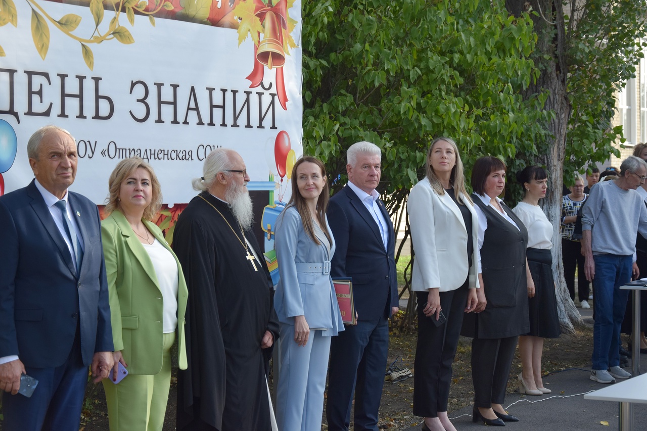 2 сентября, глава Новоусманского муниципального района Татьяна Леонтьева посетила торжественные линейки в Отрадненской СОШ и Новоусманской школе №5 «Эврика».