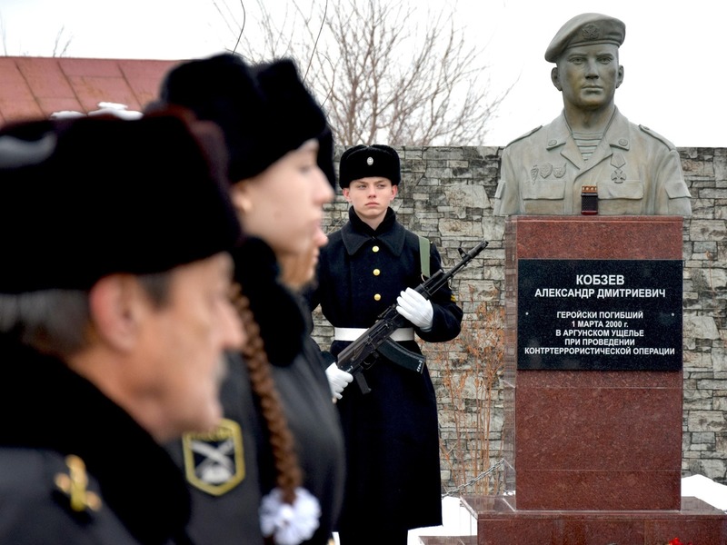 В Орлово почтили память погибшего в бою за высоту 776 в Чечене Александра Кобзева.