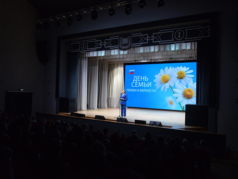 В преддверии Дня семьи, любви и верности в Новоусманском Дворце культуры прошел праздничный концерт.