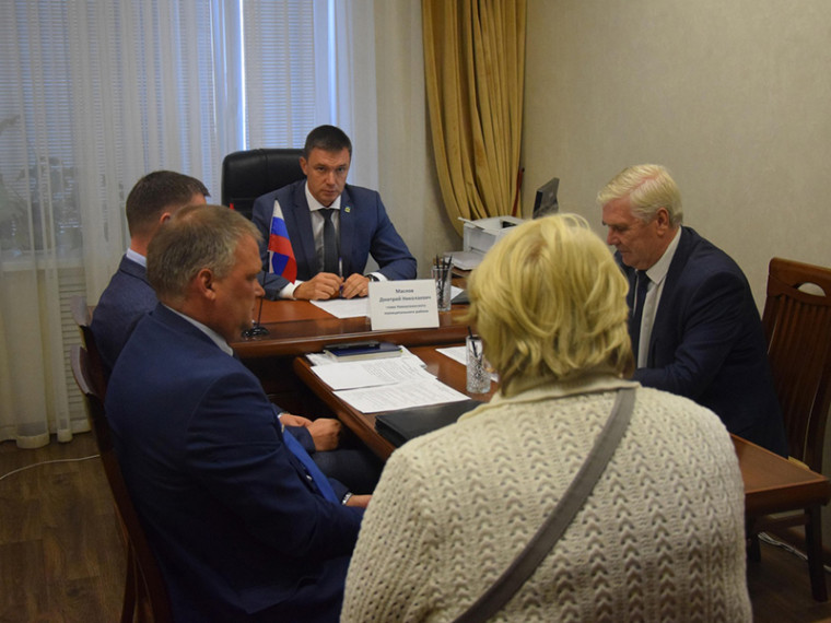 Глава Новоусманского района Дмитрий Маслов провел очередной прием граждан. Глава Новоусманского района Дмитрий Маслов провел очередной прием граждан.