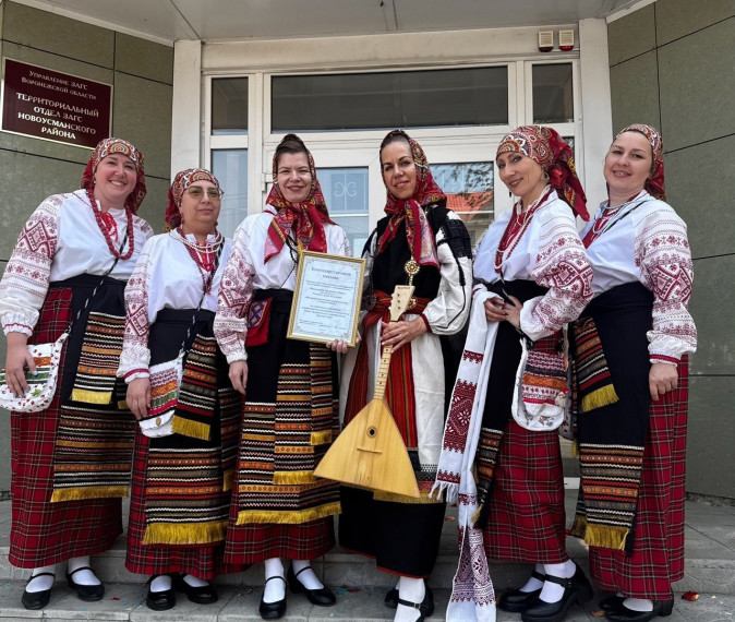 В преддверии праздника Красная горка, вокальный ансамбль «Река» Дворца культуры с. Новая Усмань поздравил молодоженов Новоусманского ЗАГСа с их бракосочетанием, подарив им частичку традиций и тепла.. В преддверии праздника Красная горка, вокальный ансамбль «Река» Дворца культуры с. Новая Усмань поздравил молодоженов Новоусманского ЗАГСа с их бракосочетанием, подарив им частичку традиций и тепла..